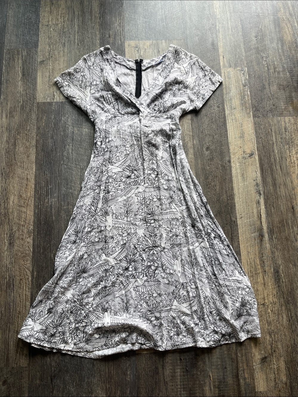 Wind River Black & White Bird Printed Midi Dress with V-Neck & Short Sleeves